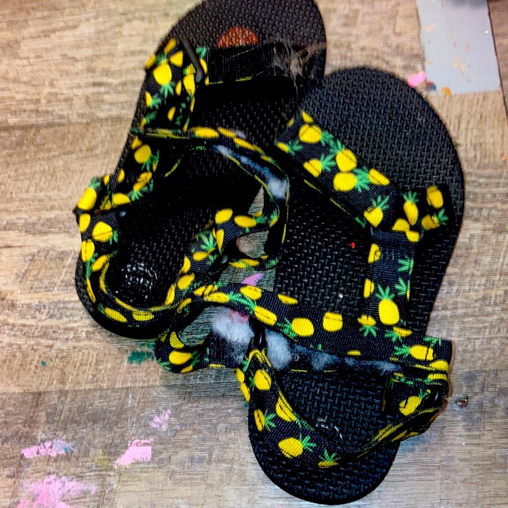 For seven and eight years Old The title is pineapple shoes